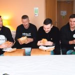 Zobacz… burger na czas challenge z udziałem DJ-a Decksa i DJ-a Taeka