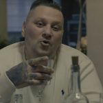 „Jestem złodziejem, kradnę raperom bity” – Buczer wraca z nowym singlem