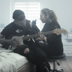 Bonson śpiewa i gra na gitarze w nowym numerze