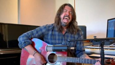 Billie Eilish, Dave Grohl i inni wystąpili na nietypowym koncercie Eltona Johna