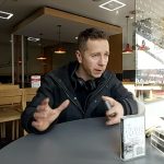 Jędker wspomina czasy WWO i ZIP Składu, przeglądając stare kasety