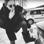 SBM Label o KUQE: Duże buty, długi płaszcz, wygląda jak poeta…