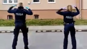 Policjanci tańczą „Y.M.C.A.” dzieciom odbywającym kwarantannę