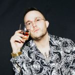 „Dwa psy przeżyły” – Mes znakomitym singlem zapowiada swoją książkę