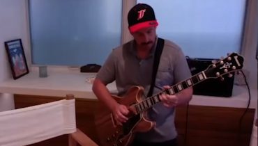 Adam Sandler próbuje grać solo Jimmy’ego Page’a ze „Stairway To Heaven”