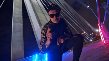 „Nie mogłem się silić na ambitne rapsy, bo nie jestem Sokół i nie jestem czarny” – wokalista Nocnego Kochanka włącza się w Hot 16 Challenge 2