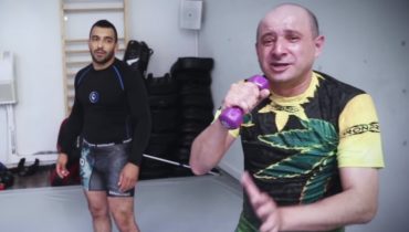 Arab: „Wujek Samo Zło chciał złamać mi rękę”