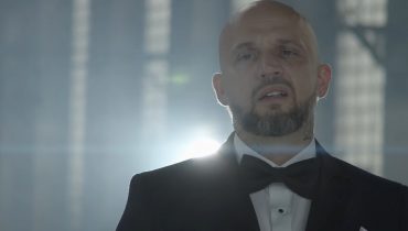 Peja: „Sceny królowie i dramy na FB, afery wieczne, strzały w powietrze, szczerze to wbijam bo na innym piętrze”