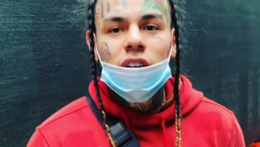 Tekashi ucieka przed kimś po ulicach Nowego Jorku. Ma na sobie bluzę z napisem SZCZUR