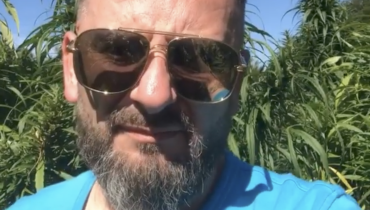 Liroy pokazuje dziewczyny na działeczce. „Pachną na odległość”