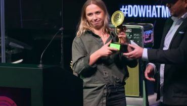 Córka Borixona odbiera statuetkę Popkillera za chillwagon