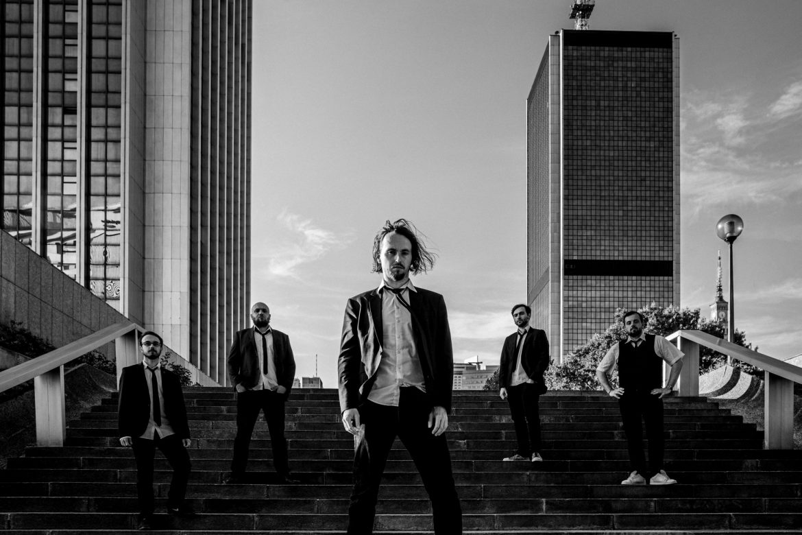 The Suits prezentują wideo do premierowego numeru