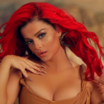 Bebe Rexha zachęca do głosowania. Piersią…