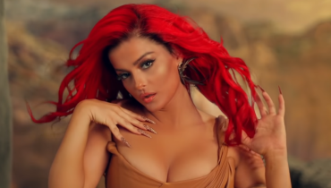 Bebe Rexha zachęca do głosowania. Piersią…