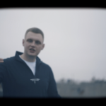 Berson ze storytellingiem. Młody raper zaskakuje swoją wszechstronnością