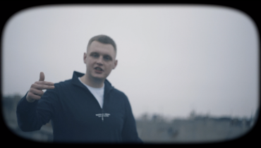 Berson ze storytellingiem. Młody raper zaskakuje swoją wszechstronnością
