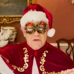 Elton John pokazuje św. Mikołajowi, jak to się robi