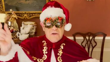 Elton John pokazuje św. Mikołajowi, jak to się robi