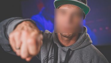 Kaczor usłyszał zarzuty. Wiemy, jaki wyrok grozi raperowi