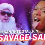 Seksowna Megan Thee Staillon ujeżdża konia w świątecznej przeróbce „Savage”