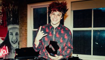 YUNGBLUD debiutuje na szczycie z nowym albumem „Weird!”