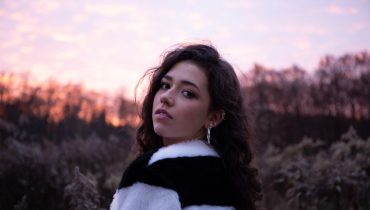 Natalia Zastępa i Sonbird w utworze „Mantry”