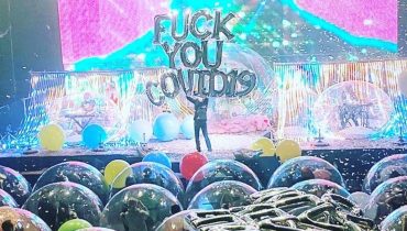 The Flaming Lips znaleźli rozwiązanie na koncerty w pandemii – muzycy zamknęli siebie i widzów w bańkach