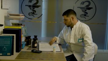 Kaz Bałagane w roli farmaceuty: „Białe skoki, biały fartuch, w szybę puka jakiś oszołom”