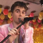 Karol Strasburger i GOMBAO33 na scenie – zobacz „Studniówkę z Matą”