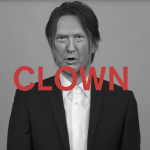 Steven Wilson zamienia się w Donalda Trumpa, Scarlett Johanson, Davida Bowie i innym, w najnowszym klipie
