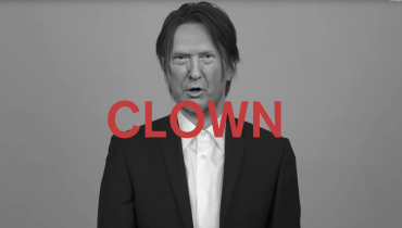 Steven Wilson zamienia się w Donalda Trumpa, Scarlett Johanson, Davida Bowie i innym, w najnowszym klipie