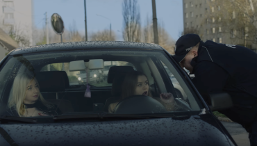 Wini wciela się rolę policjanta i odtwarza kontrowersyjną scenę ze „Złego porucznika”
