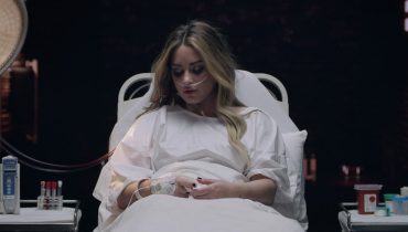 Demi Lovato w nowym klipie wraca do nocy sprzed trzech lat, kiedy omal nie straciła życia