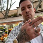 Sentino wyciąga pistolet podczas live’a i zaprasza TPS do Malagi