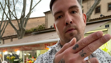 Sentino wyciąga pistolet podczas live’a i zaprasza TPS do Malagi