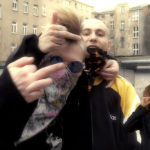 Zdechły Osa z mocnymi wersami wymierzonymi w scenę hip-hopową: „Jeb*ę się ze sceną, bo dobrze ciągnie chu*a”