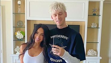 Machine Gun Kelly publikuje zdjęcia z urodzinowej balangi. Na fotkach Megan Fox i jedna z Kardashianek