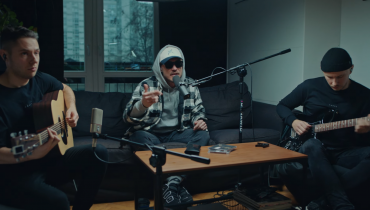 Pezet z ostatnim akustykiem z domowych live shows. Tym razem raper nagrał znakomitą wersję „Nisko jest niebo”