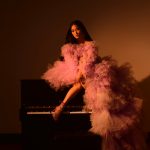 Chloe Flower z klipem inspirowanym kultowym hitem filmowym Moulin Rouge
