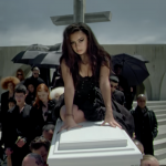 Półnaga Charli XCX wije się przy trumnie podczas pogrzebu