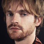 Finneas debiutuje solo