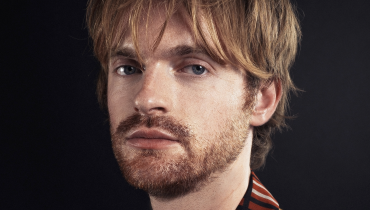 Finneas debiutuje solo
