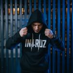 Akash „miał coś w zanadrzu” po ataku Intruza. Nowy klip rapera i zaskakująca odpowiedź Intruza