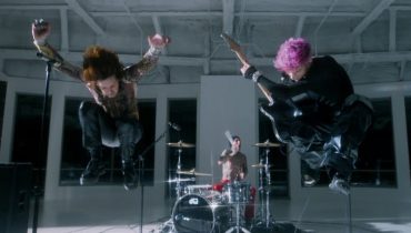 Machine Gun Kelly i wokalista Bring Me The Horizon w klipie do wspólnego utworu
