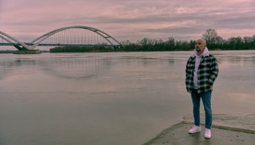 Małpa na elektronicznym bicie