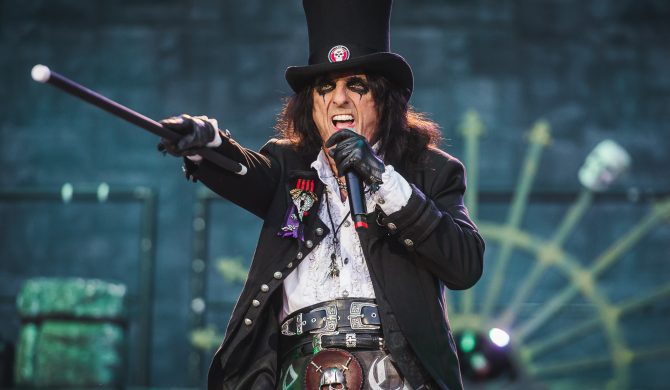 Alice Cooper i jego gość w singlu „White Line Frankenstein”