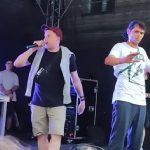 Fan będący pod wpływem wtargnął na scenę podczas koncertu Belmondziaka. Zobaczcie reakcję rapera