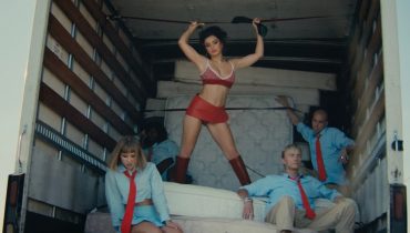 Tiësto i Charli XCX przedstawiają gorący teledysk do przeboju „Hot in It”