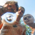 Holak debiutuje w nowych barwach. W singlu „4REAL” Rosalie. i Król