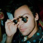 Harry Styles obrzucony kawałkami kurczaka w trakcie koncertu. Zobaczcie reakcję artysty
